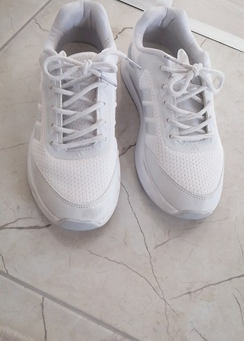 Beyaz Bağcıklı Kadın Spor Ayakkabı