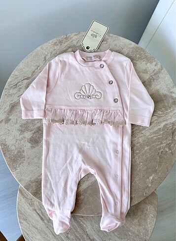 Yavruağzı renk şık detaylı bebek tulum