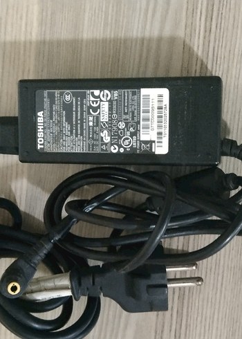 Toshiba TOSHİBA 19V 3.42A Siyah Güç Adaptörü Şarj Cihazı