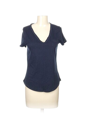 Gap T-shirt %70 İndirimli.