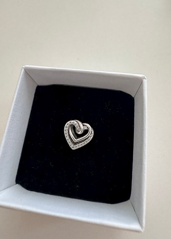Pandora Işıltılı İç İçe Geçmiş Kalpler Charm - Görsel 3