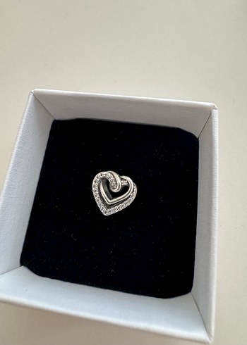 Pandora Işıltılı İç İçe Geçmiş Kalpler Charm - Görsel 2