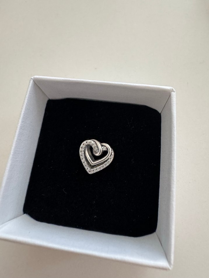 Pandora Işıltılı İç İçe Geçmiş Kalpler Charm - Görsel 3