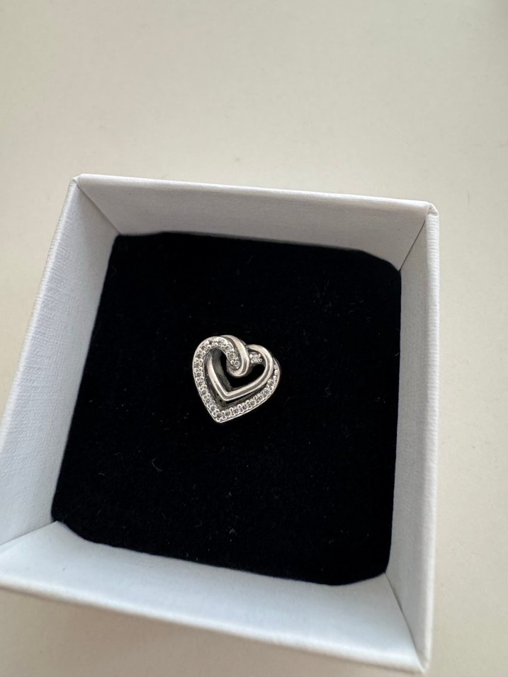 Pandora Işıltılı İç İçe Geçmiş Kalpler Charm - Görsel 2