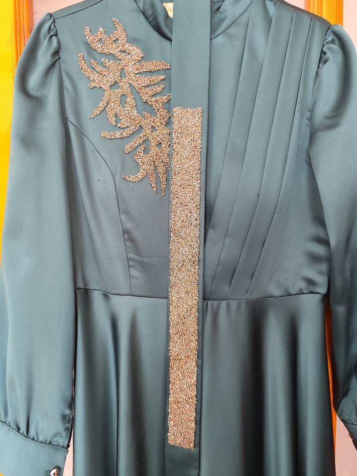 Uzun Zümrüt Yeşili Nakışlı Kadın Abiye Elbise Şal+200 Tl - Görsel 2