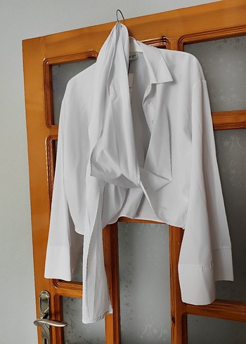 Beyaz V Yaka Kuşaklı Mini Gömlek - Görsel 5