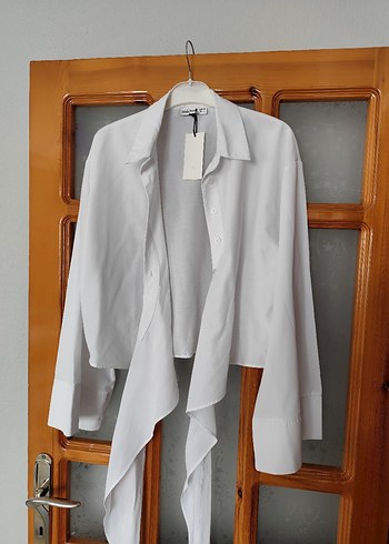 Beyaz V Yaka Kuşaklı Mini Gömlek - Görsel 3