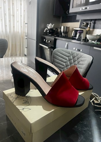 Kırmızı Süet Blok Topuklu Kadın Terlik - Görsel 2