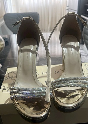 Altın Renkli Yılan Desenli Tokalı Topuklu Ayakkabı - Görsel 3