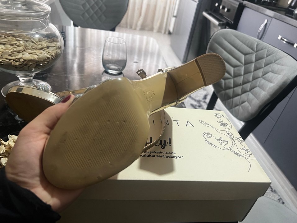 Altın Renkli Yılan Desenli Tokalı Topuklu Ayakkabı - Görsel 4