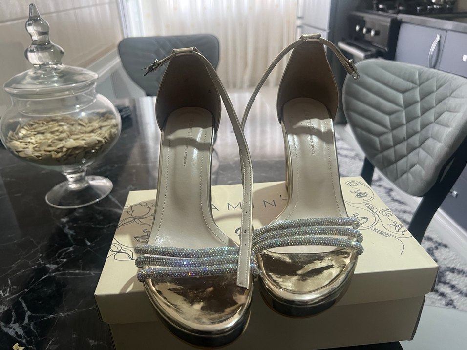 Altın Renkli Yılan Desenli Tokalı Topuklu Ayakkabı - Görsel 3