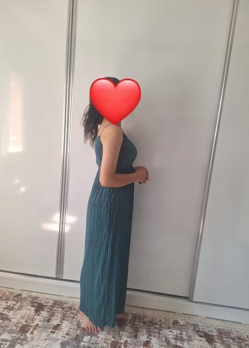 V Yaka Zümrüt yeşili Uzun Piliseli Elbise