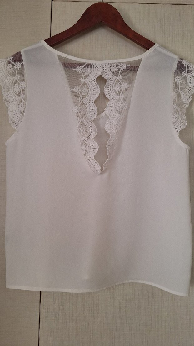Dantelli Beyaz V Yaka Kolsuz Bluz - Görsel 2