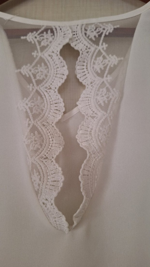 Dantelli Beyaz V Yaka Kolsuz Bluz - Görsel 3