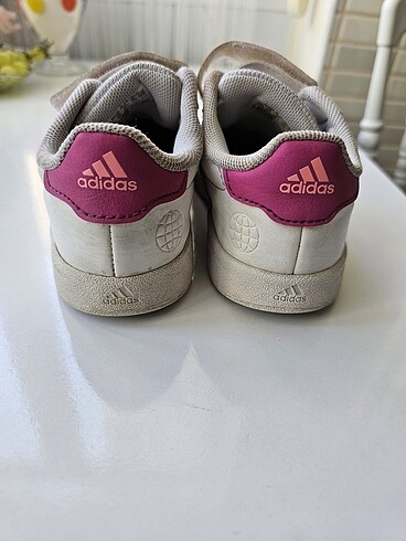 26 Beden Adidas kız çocuğu ayakkabısı