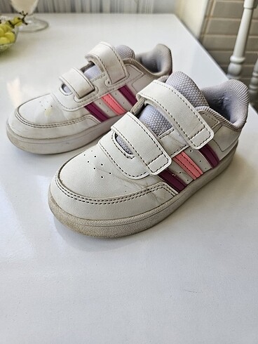 26 Beden beyaz Renk Adidas kız çocuğu ayakkabısı