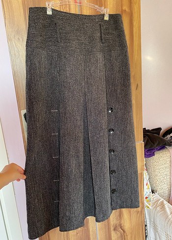 Gri düğme detaylı etek - Görsel 4