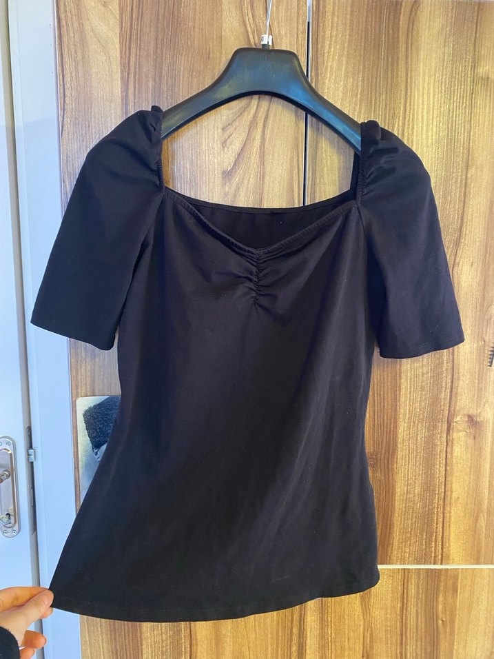 V Yaka Siyah Kısa Kollu Bluz - Görsel 3