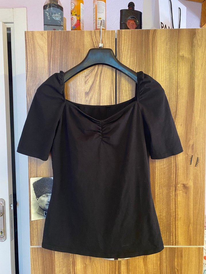 V Yaka Siyah Kısa Kollu Bluz - Görsel 2