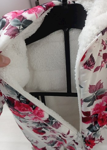 Çiçek Desenli Beyaz Bebek Tulumu - Görsel 3