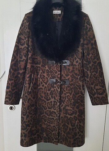 Kürk Yaka Detaylı Leopar Desenli Sahte Kürk Mont 
