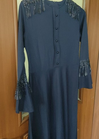 Düğmeli Lacivert Nakışlı Uzun Elbise - Görsel 4