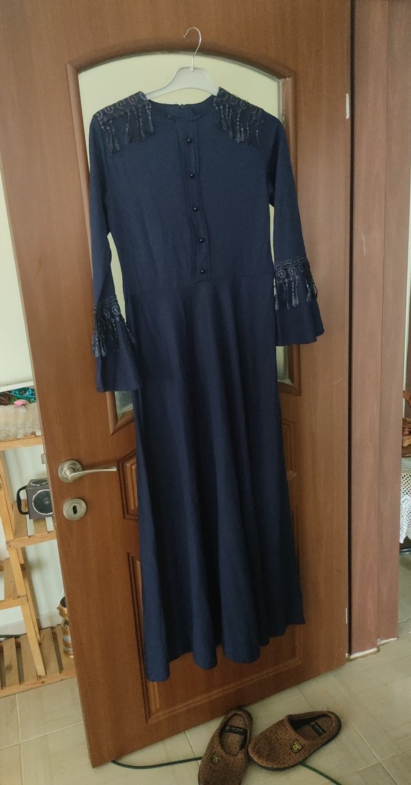 Düğmeli Lacivert Nakışlı Uzun Elbise - Görsel 2
