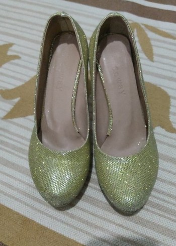 Altın Renkli Parlak Topuklu Kadın Abiye Ayakkabı - Görsel 4