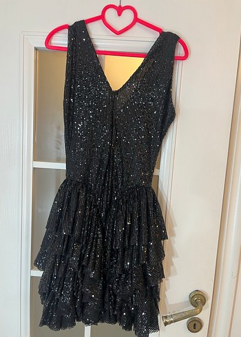 Siyah Parlak Mini V Yaka Fırfırlı özel gece elbisesi - Görsel 4