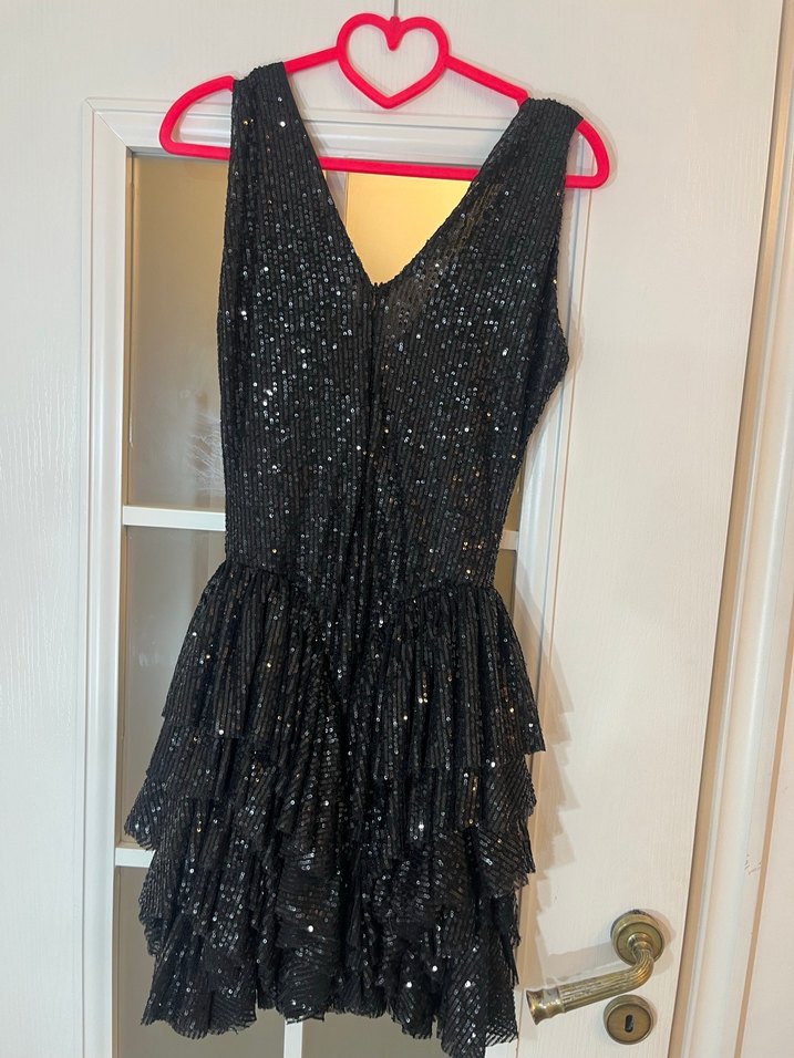 Siyah Parlak Mini V Yaka Fırfırlı özel gece elbisesi - Görsel 3