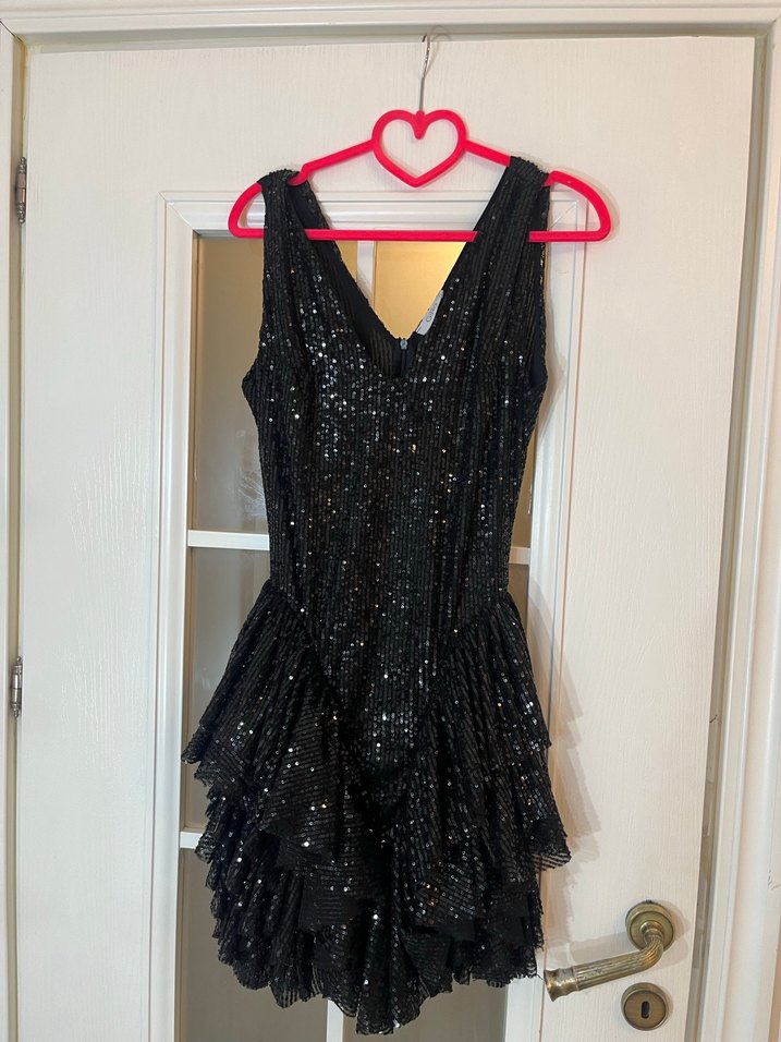 Siyah Parlak Mini V Yaka Fırfırlı özel gece elbisesi - Görsel 2