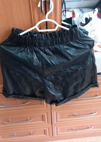 Siyah Deri Kemerli Mini Şort - Görsel 2