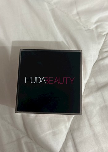 Huda Beauty pembe Pudra