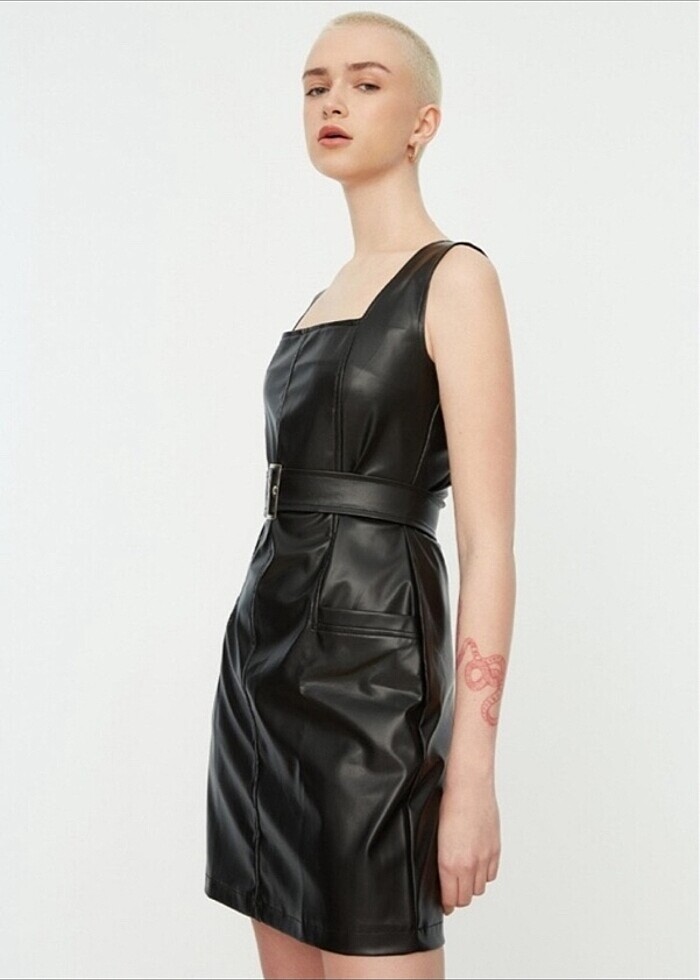 Kırmızı elbise ve deri elbise - Görsel 2