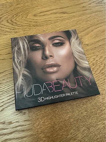 Huda Beauty aydınlatıcı