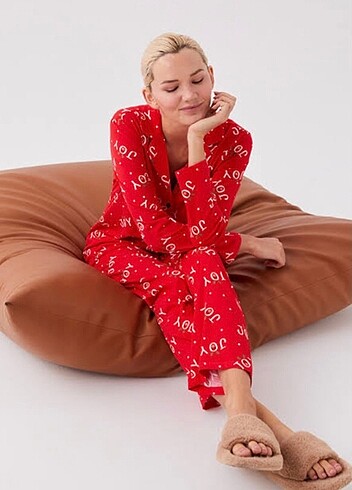 Kırmızı pijama takımı ??