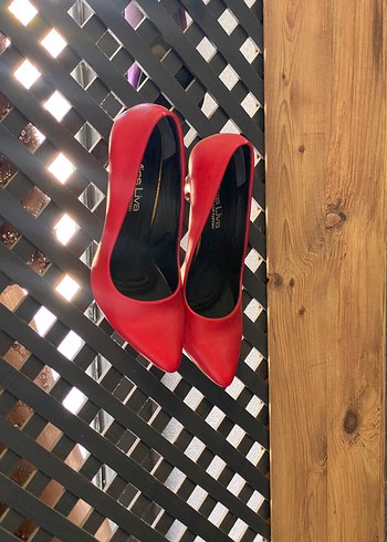 Kırmızı Tokalı Stiletto Topuklu Kadın Ayakkabı