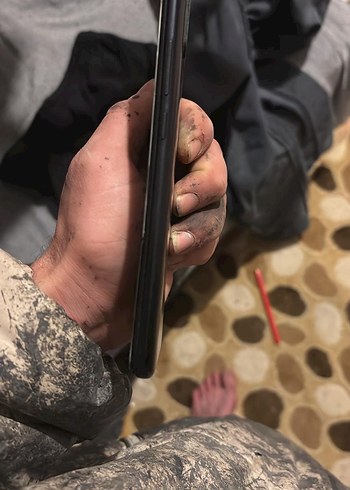 Kırık Ekranlı Siyah Android Telefon - Görsel 3