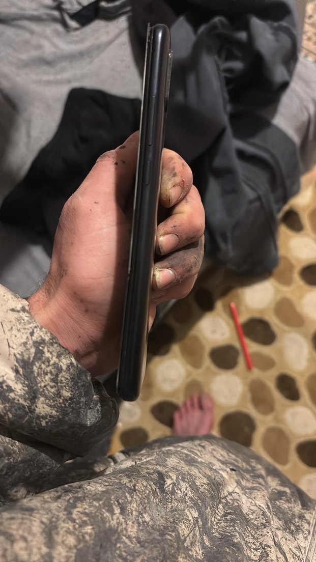 Kırık Ekranlı Siyah Android Telefon - Görsel 3