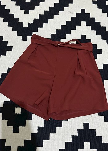 Bordo Yüksek Bel Kemerli Mini Şort