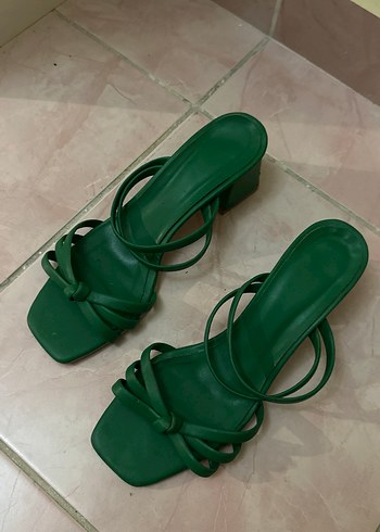 Yeşil Topuklu Minimalist Kadın Sandalet