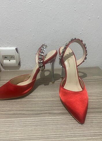 35 Beden Kırmız satenı stiletto 