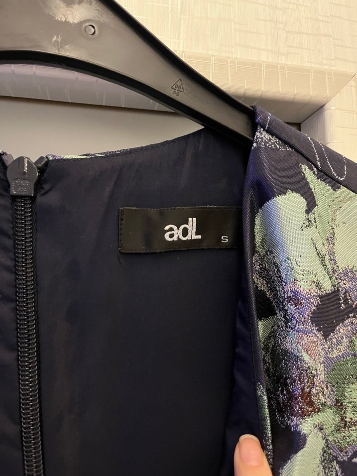 ADL Lacivert Çiçek Desenli Uzun V Yaka Elbise - Görsel 2