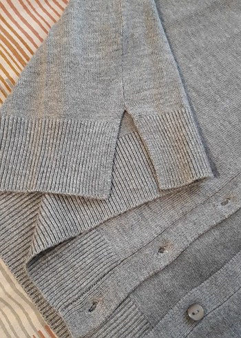 Düğmeli Gri V Yaka Kadın Hırka - Görsel 2