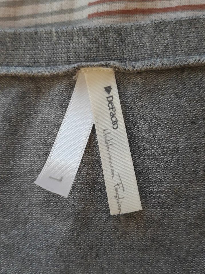 Düğmeli Gri V Yaka Kadın Hırka - Görsel 3