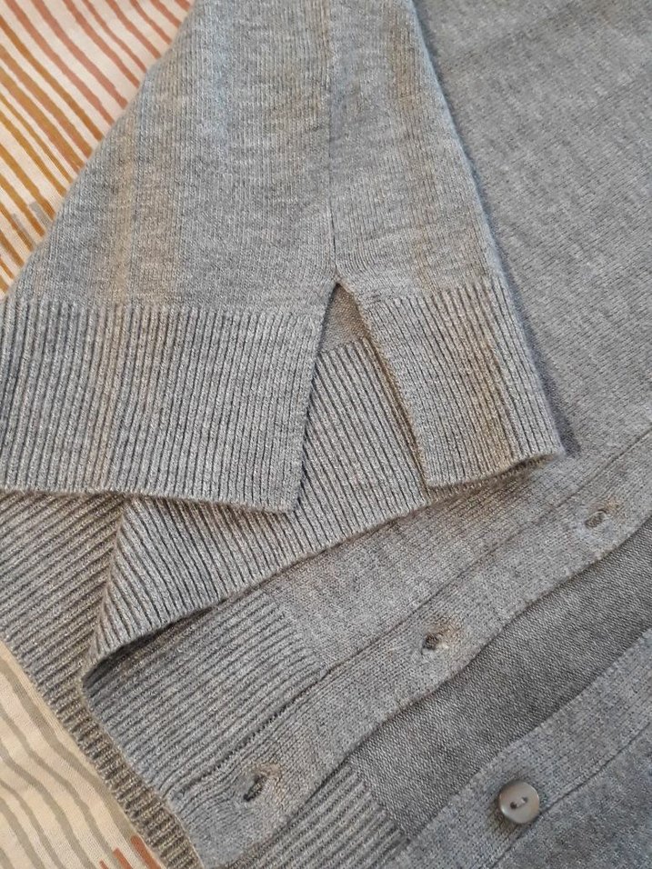 Düğmeli Gri V Yaka Kadın Hırka - Görsel 2