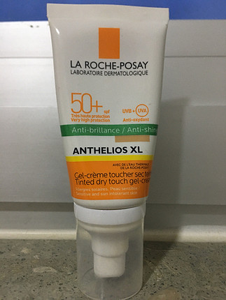 La Roche Posay Sivilce karşıtı içindeki partiküller sayesinde her ten rengine u