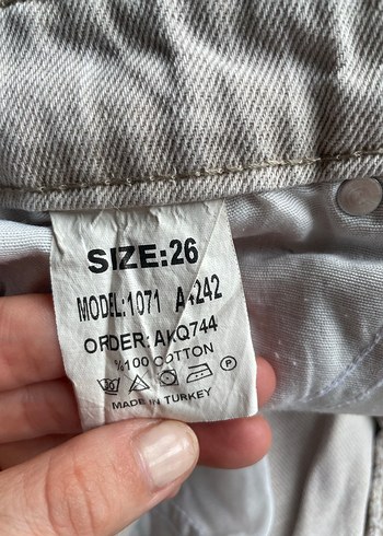 26 Beden beyaz Renk Bol paça bej jean