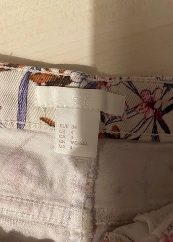 Çiçek Desenli Mini Şort - Görsel 3