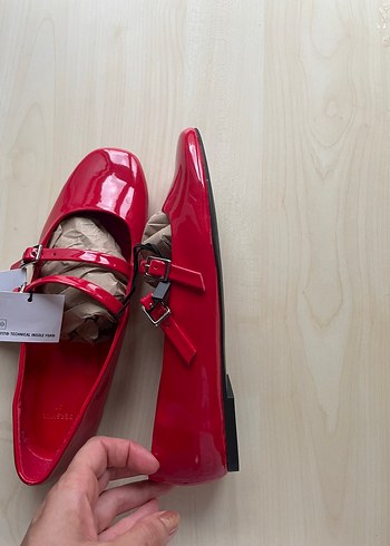 Bershka Kırmızı Tokalı Kadın Babet